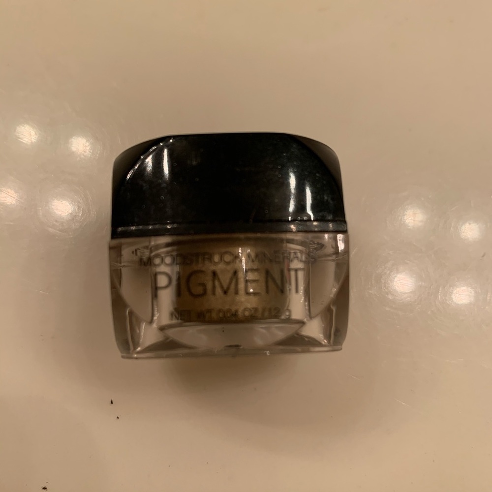 Younique “Daring” Moodstruck mineral pigment